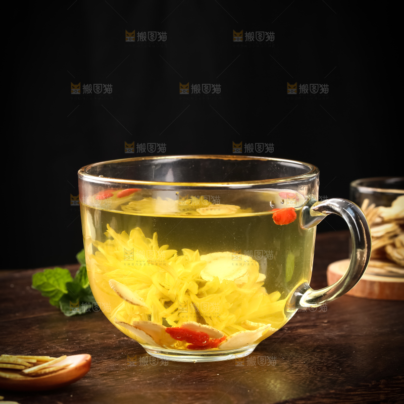 木底上放着一杯人参菊花茶