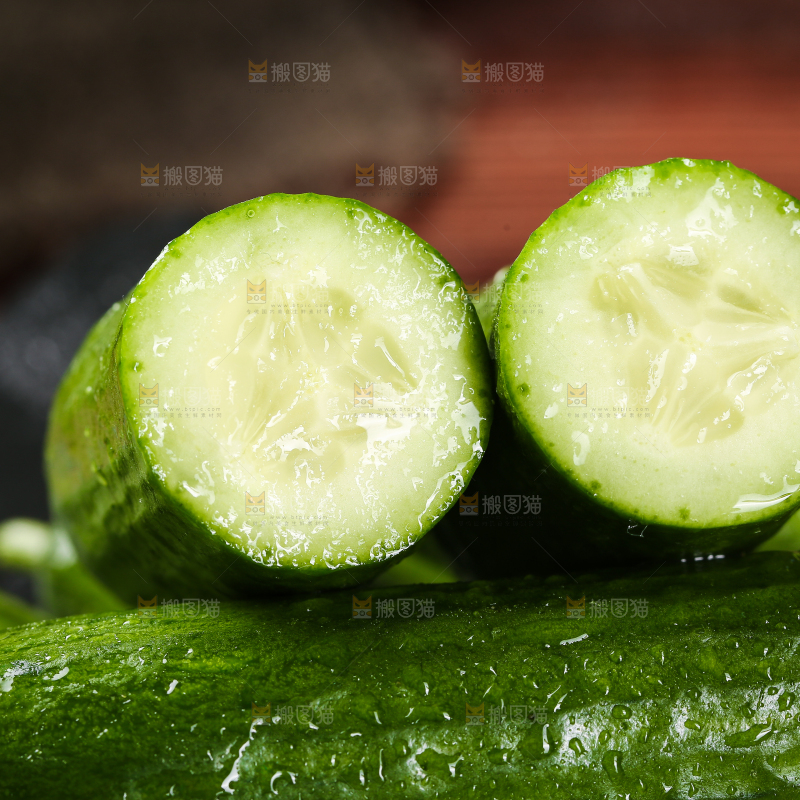 黑石板上摆放着水果小黄瓜