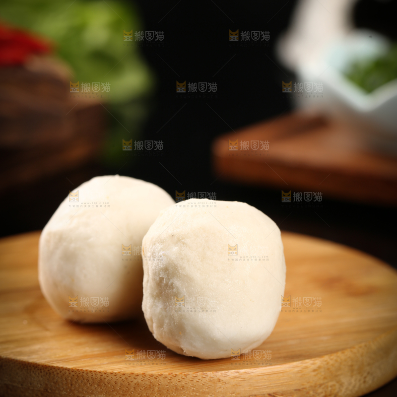 木板上摆放着鱼丸