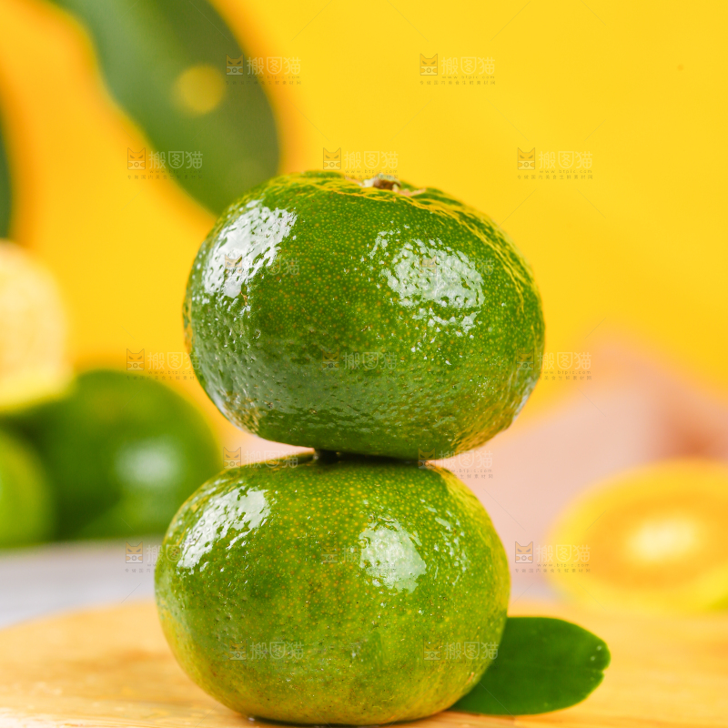 木板上摆放着清香茶橘