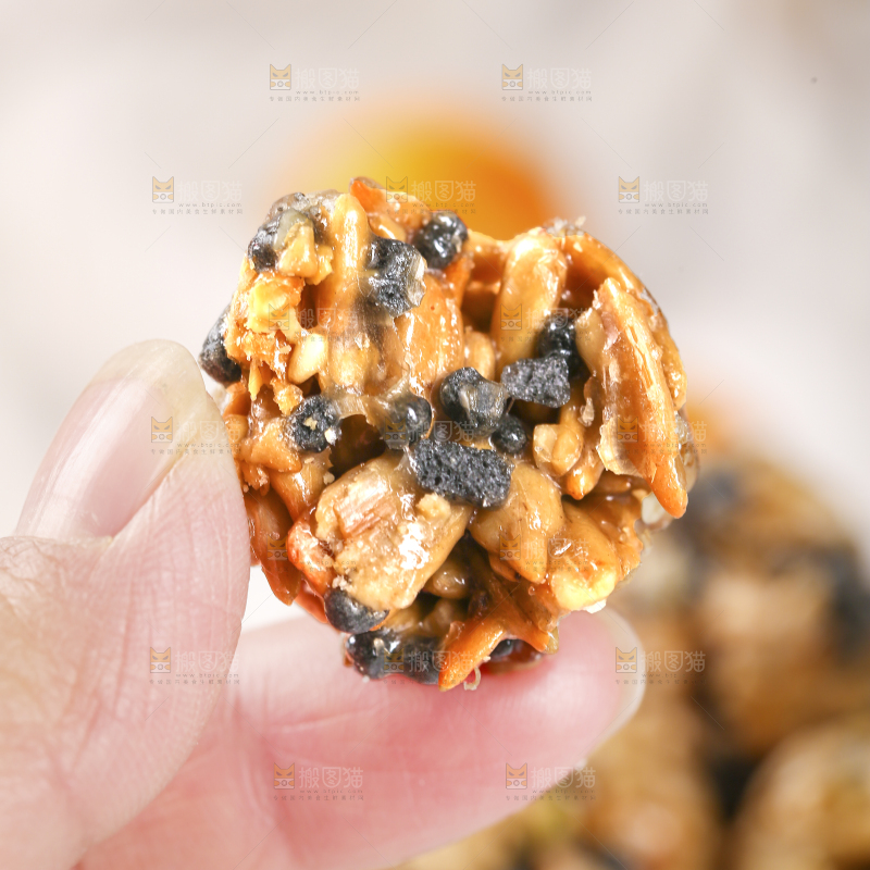 手里拿着坚果脆