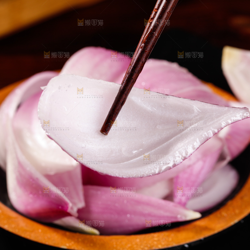 筷子上夹着紫皮洋葱