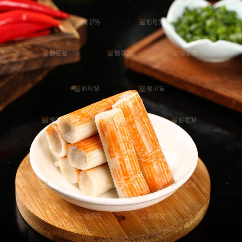 木板上一盘蟹肉棒