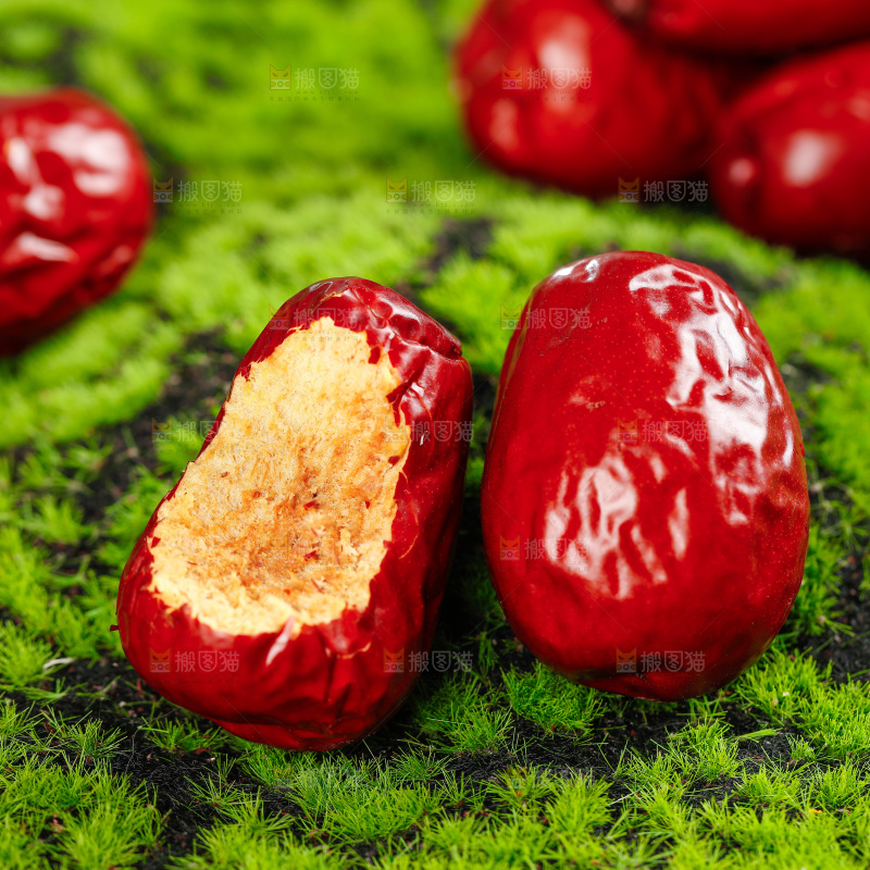 草坪上放着新疆和田大枣