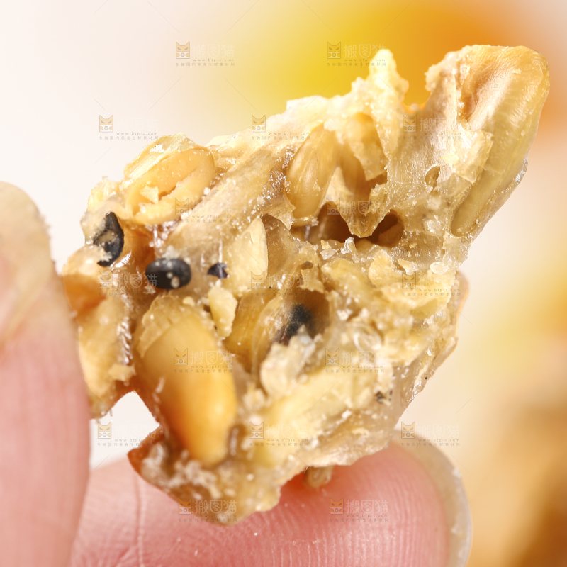 手里拿着坚果脆