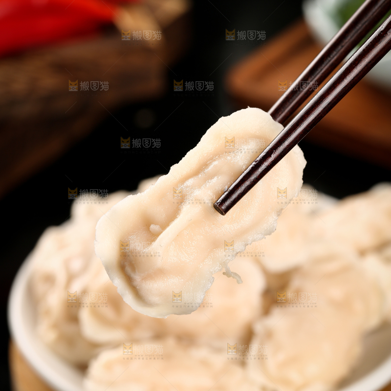 筷子上夹着虾饺