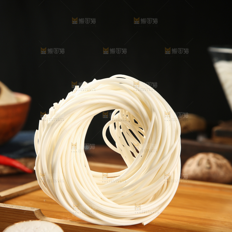 木盘里放着土豆粉