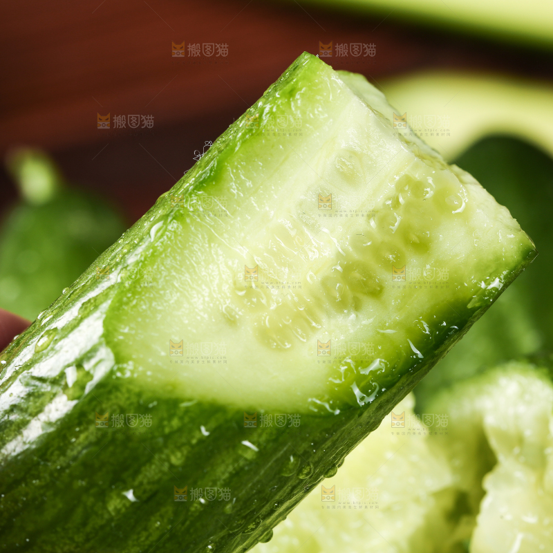 手里拿着黄瓜