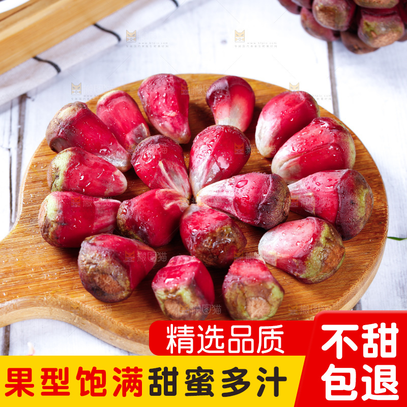 木板上摆放着黑老虎果粒