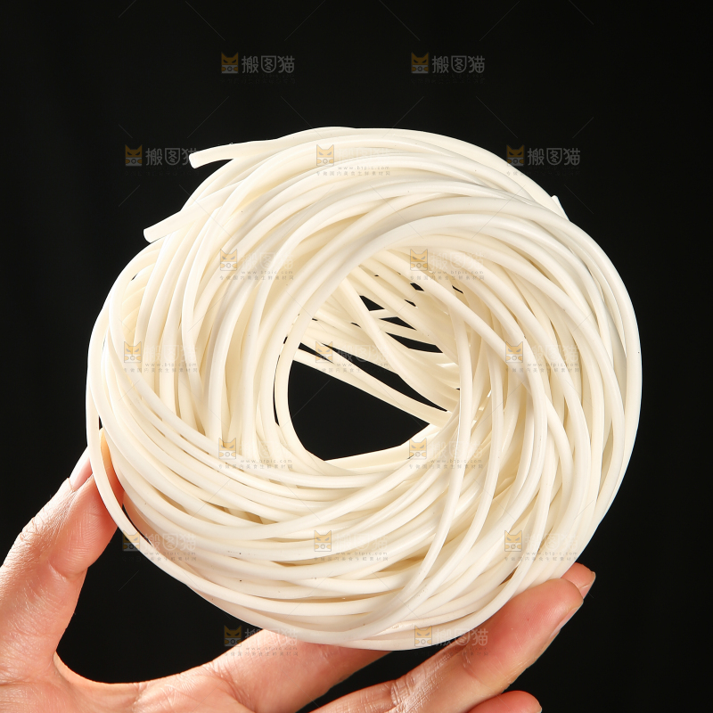 手里拿着土豆圆粉