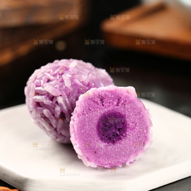 石垫上放着紫薯球