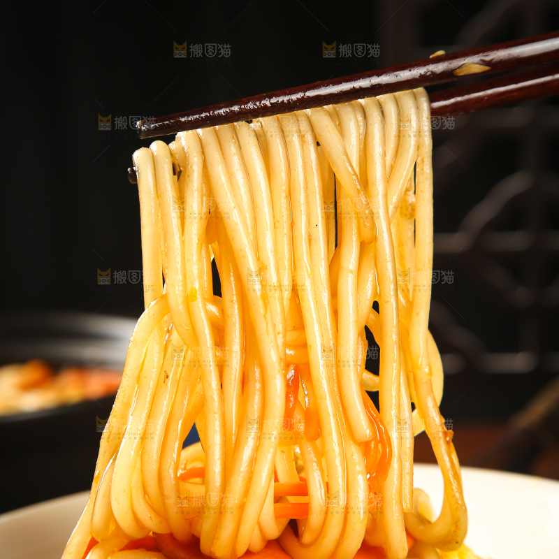 筷子上夹着土豆粉