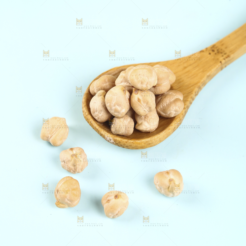 勺子上舀着鹰嘴豆