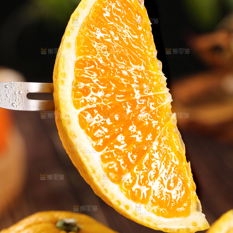叉子上插着甜心柚