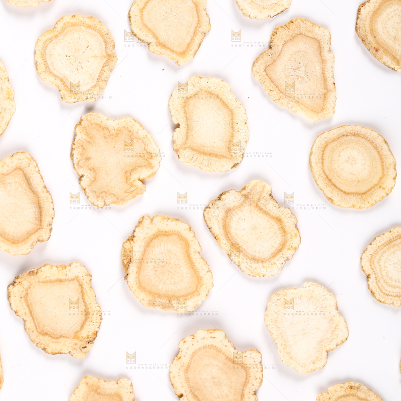 白底上摆放着整齐的西洋参