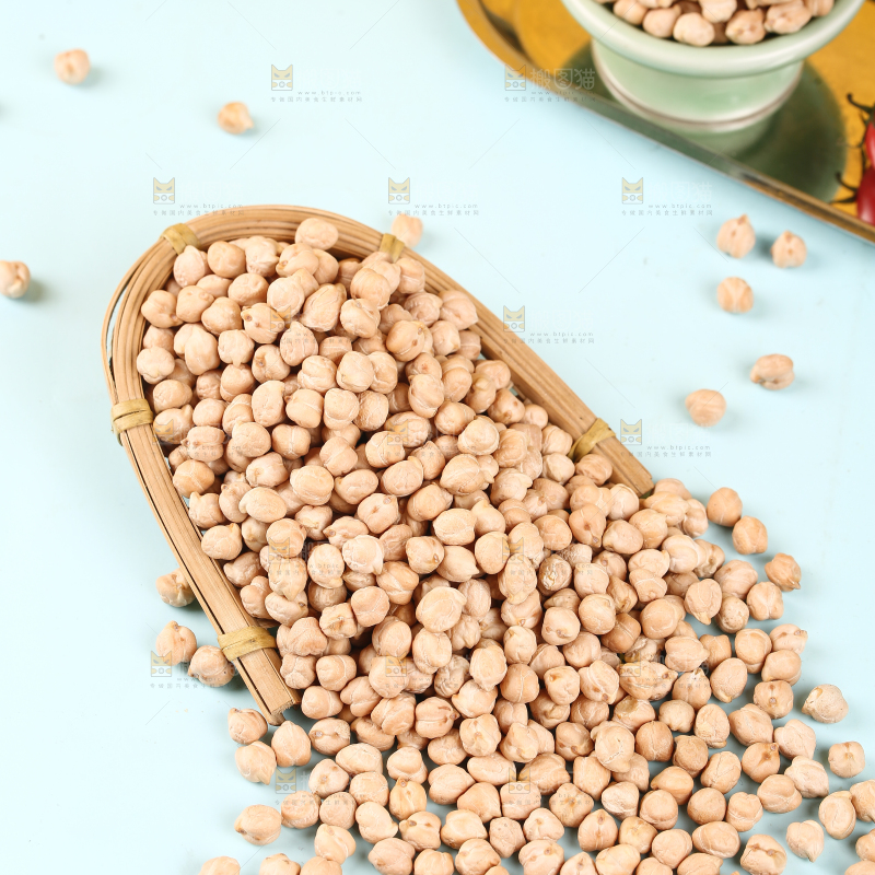 浅底上簸箕里的木垒鹰嘴豆