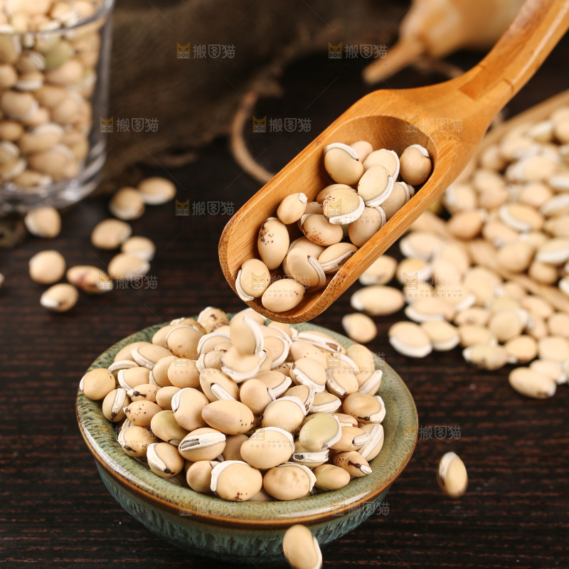 勺子上舀着白扁豆