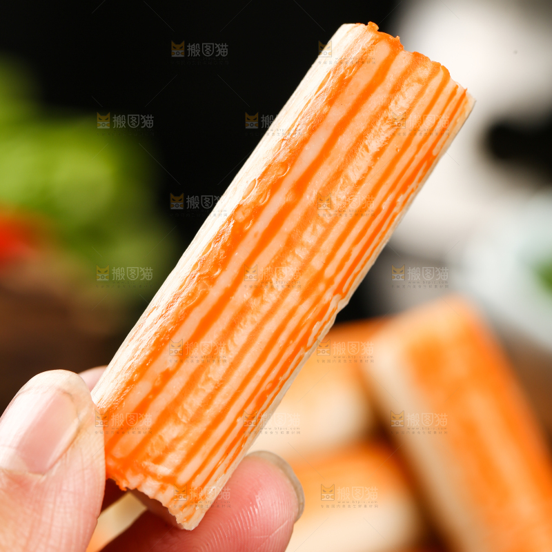 手里拿着蟹味棒