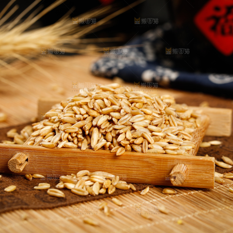 木垫上放着一堆东北燕麦米