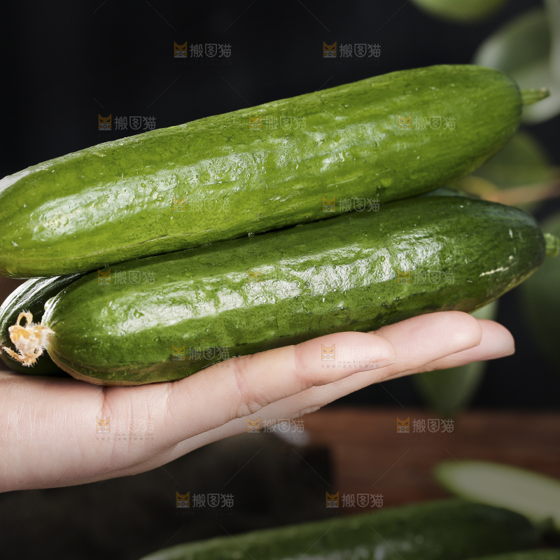 手里拿着水果黄瓜