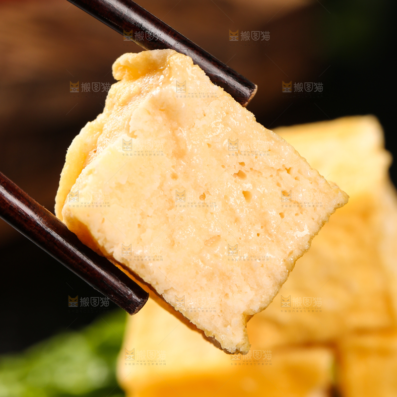 筷子上夹着鱼豆腐