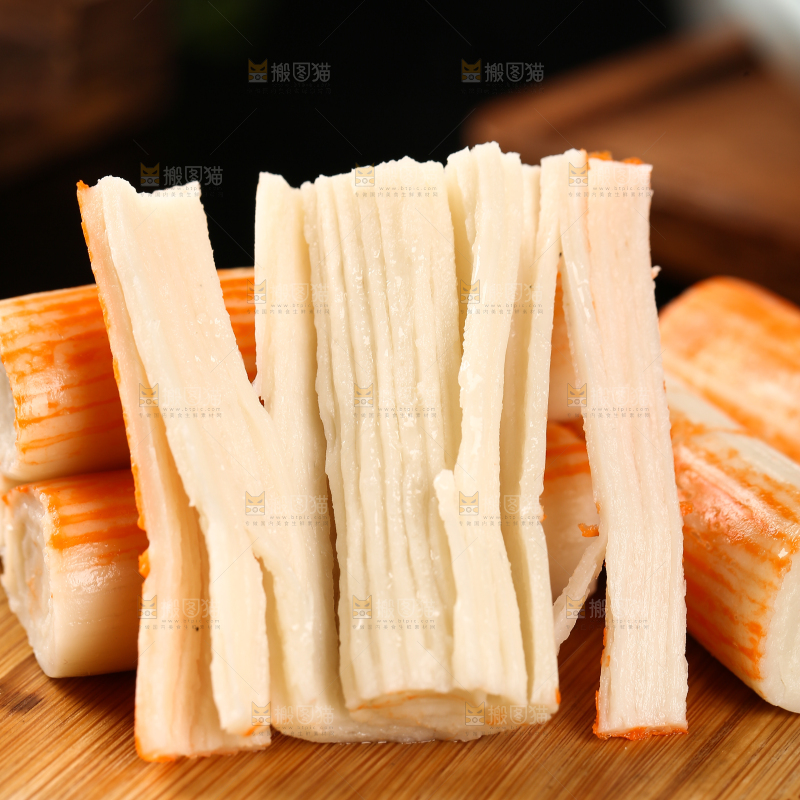 木板上的蟹柳棒