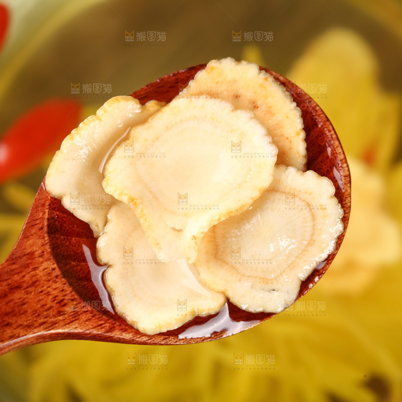 勺子上舀着西洋参