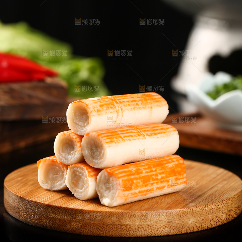 木板上摆放着蟹肉棒