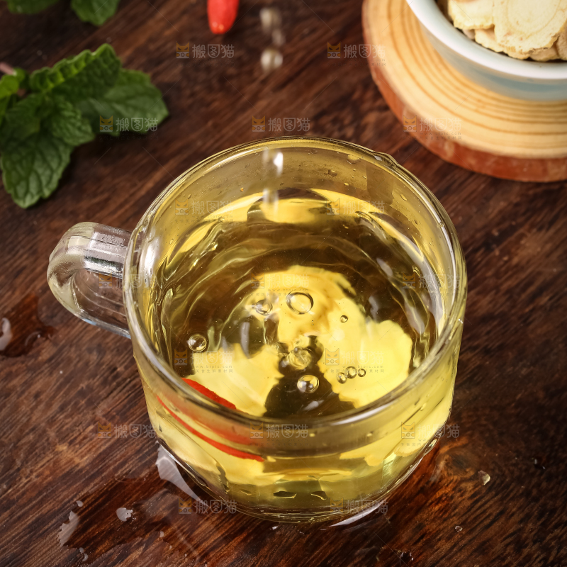 木底上一杯西洋参茶