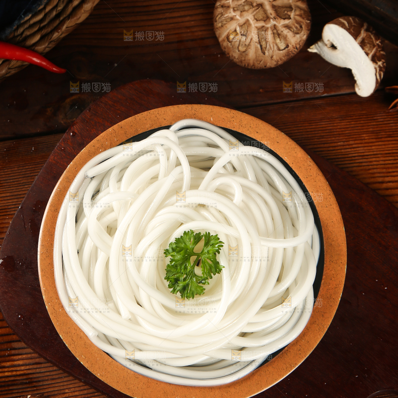 一盘泡发过的东北土豆粉
