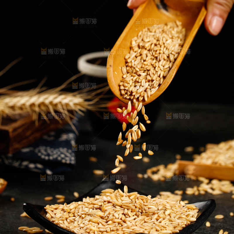 竹勺里舀着燕麦仁