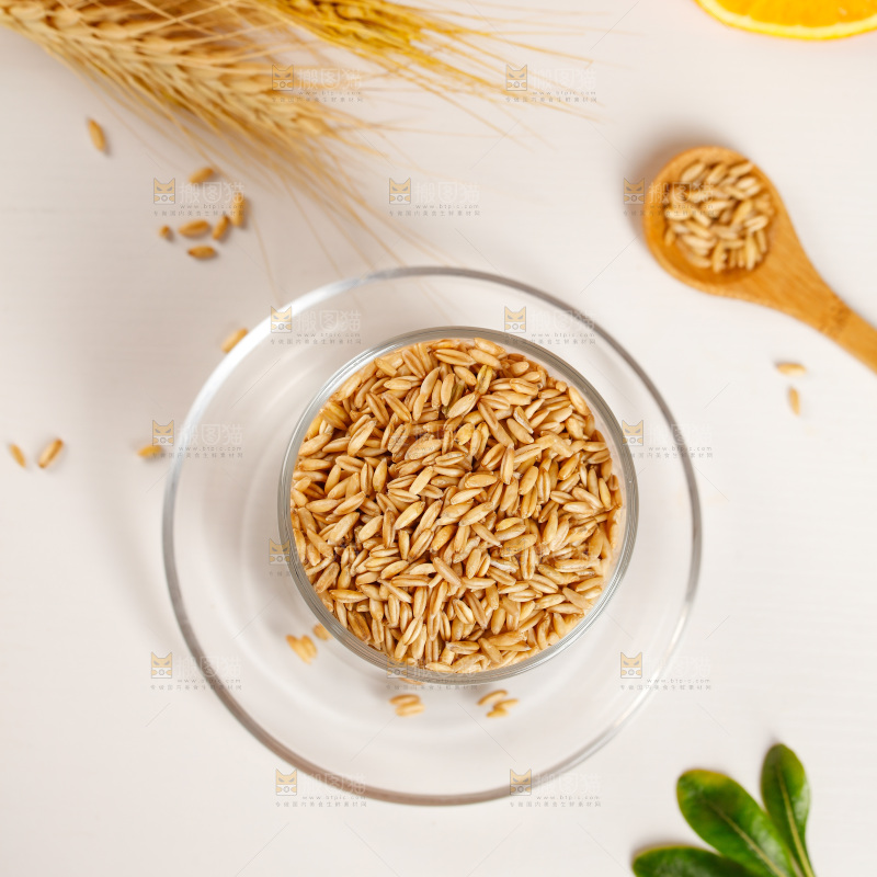 杯子里装着燕麦米