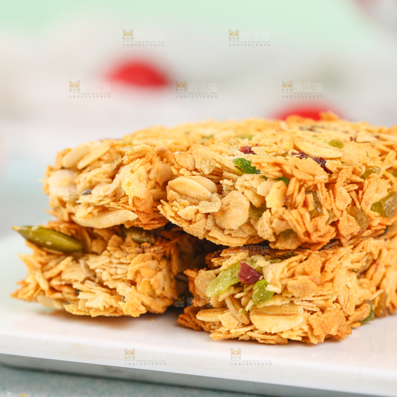 白底上摆放着坚果燕麦棒