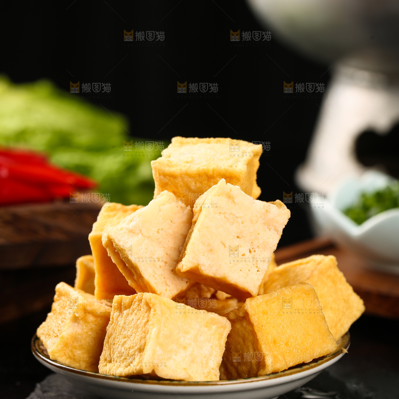 黑底上放着一盘黄金鱼豆腐