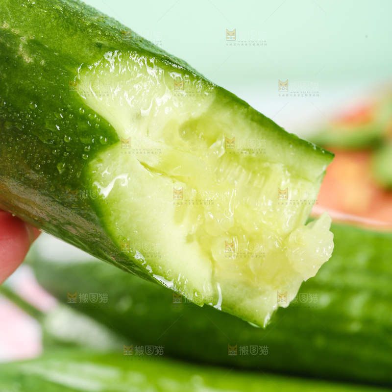手里拿着黄瓜