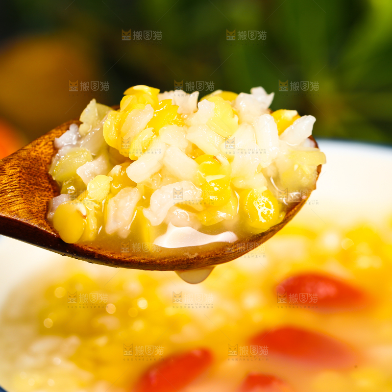勺子上舀着红扁豆米粥