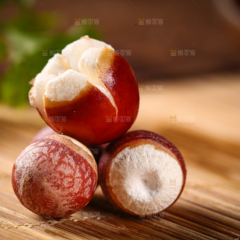 竹底上半开的芡实