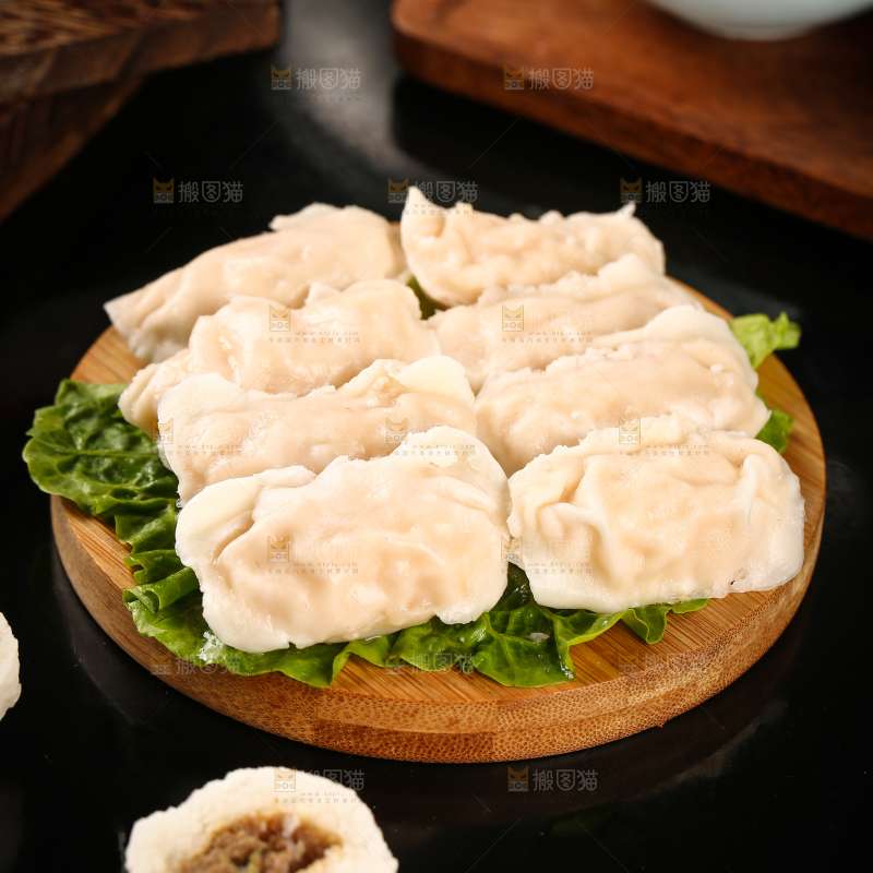 菜叶上摆放着火锅虾饺