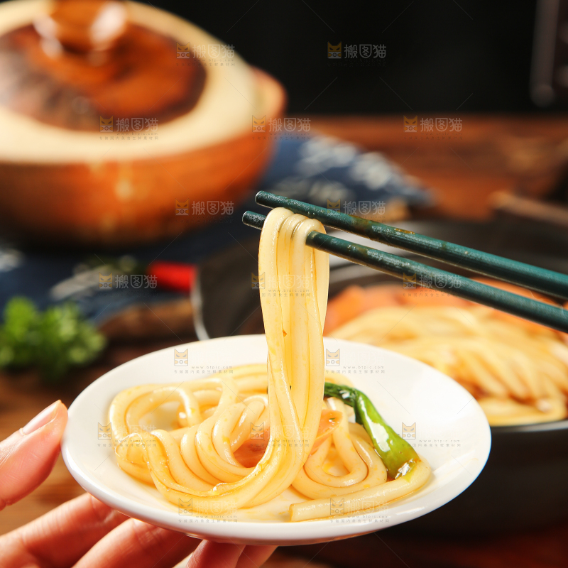 手里端着土豆粉