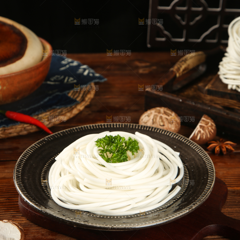 案板上放着一盘泡发过的粉条