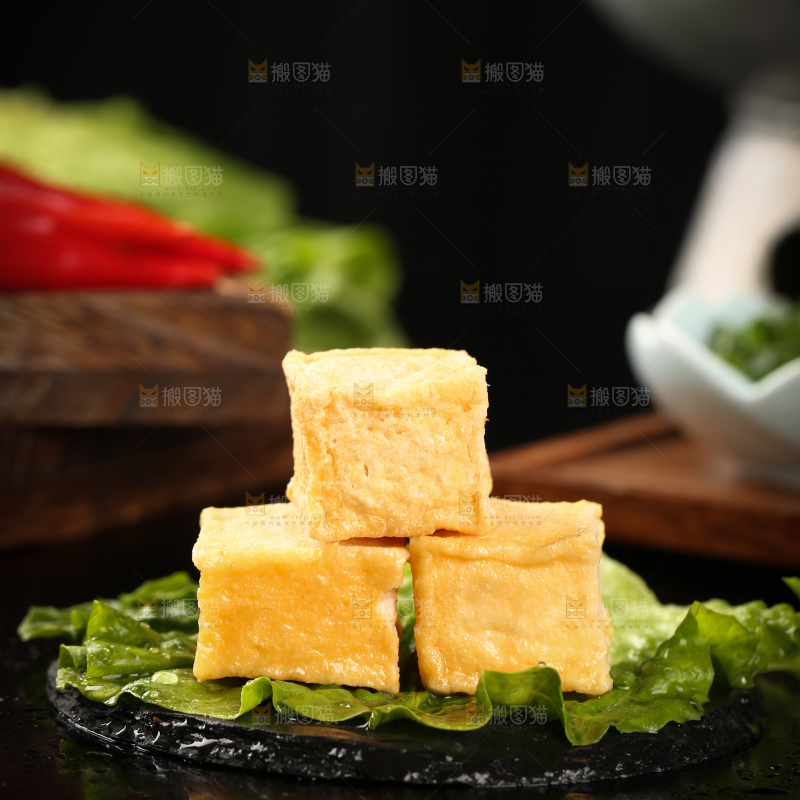 菜叶上摆放着鱼豆腐