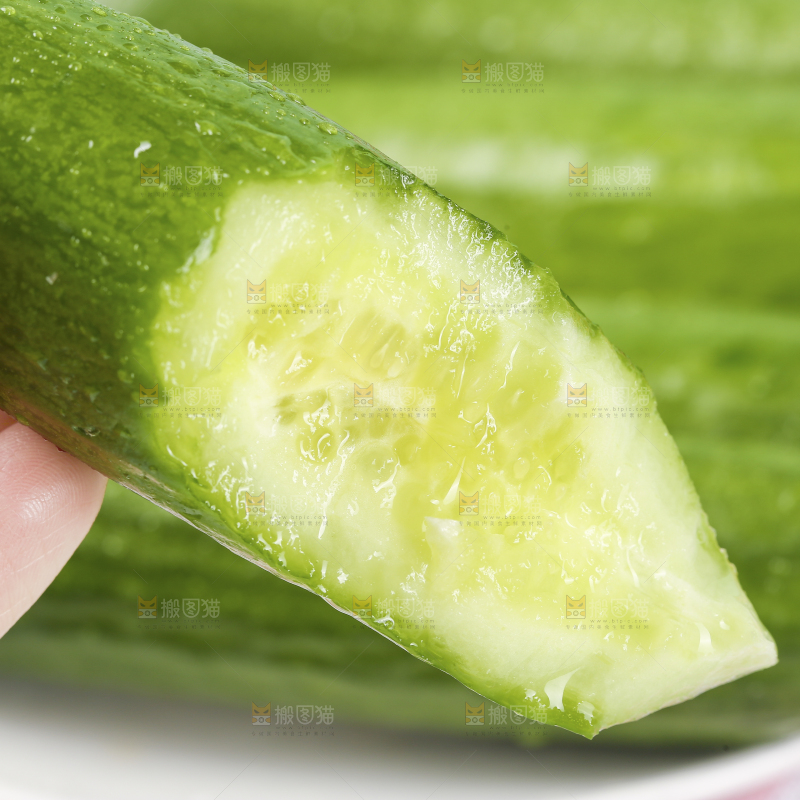 手里拿着黄瓜