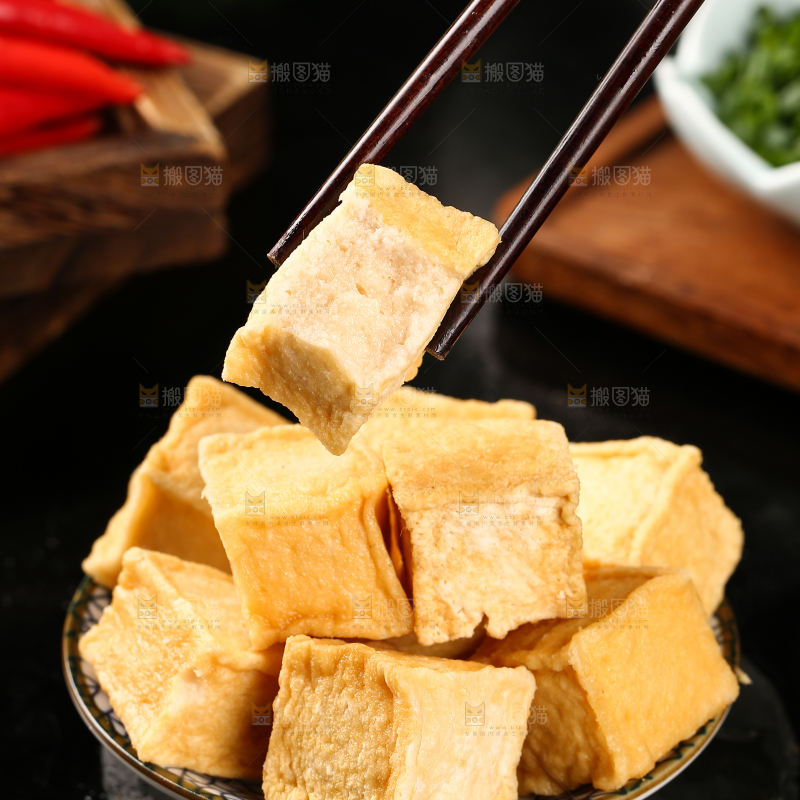 筷子上夹着鱼豆腐