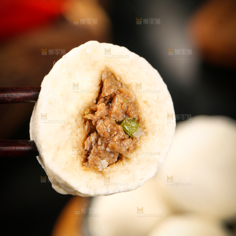 筷子上夹着包心鱼味丸
