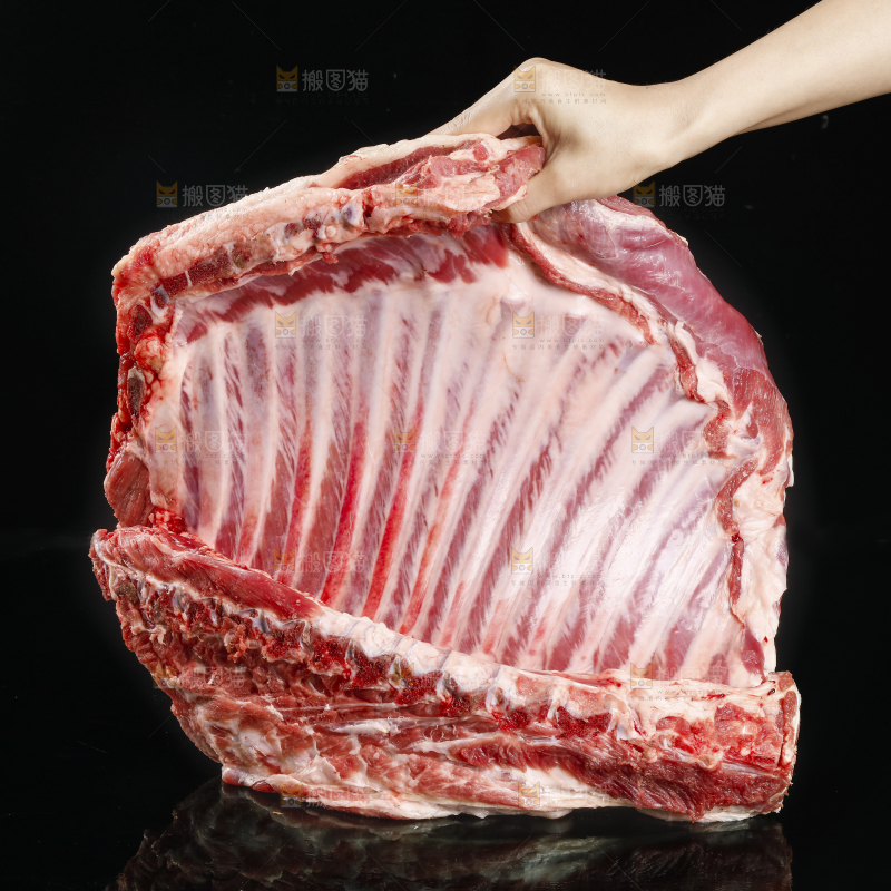 手里拿着半边羊排骨