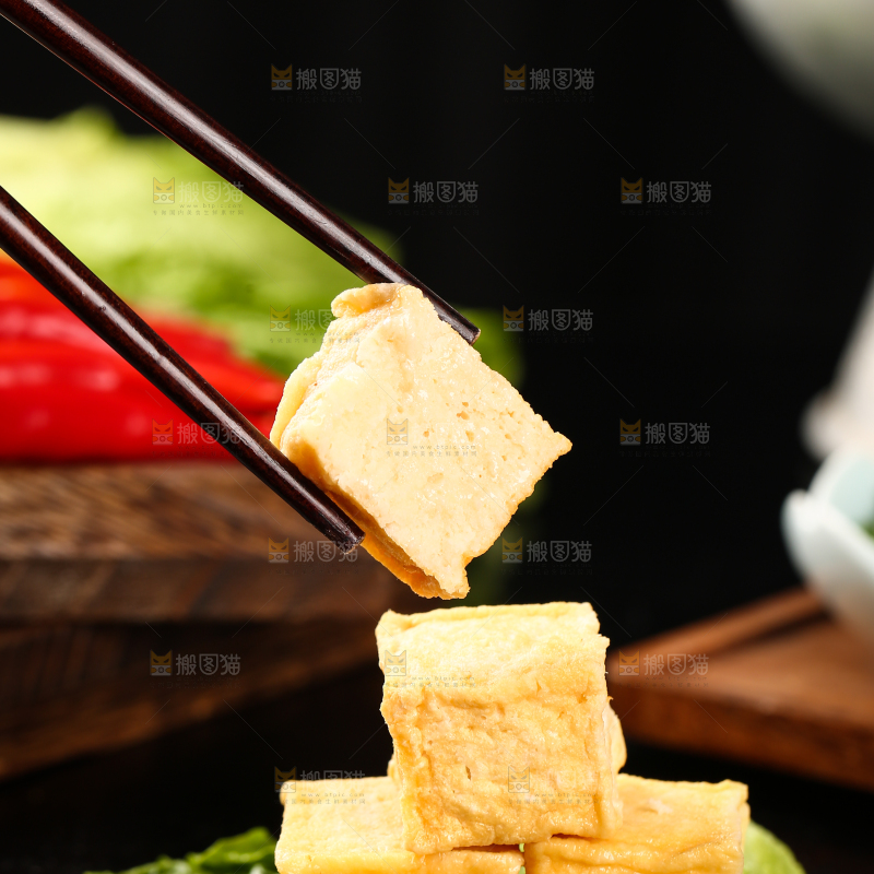 筷子上夹着鱼豆腐