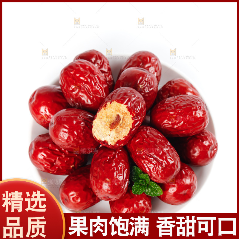 一盘新疆红枣放在白底上