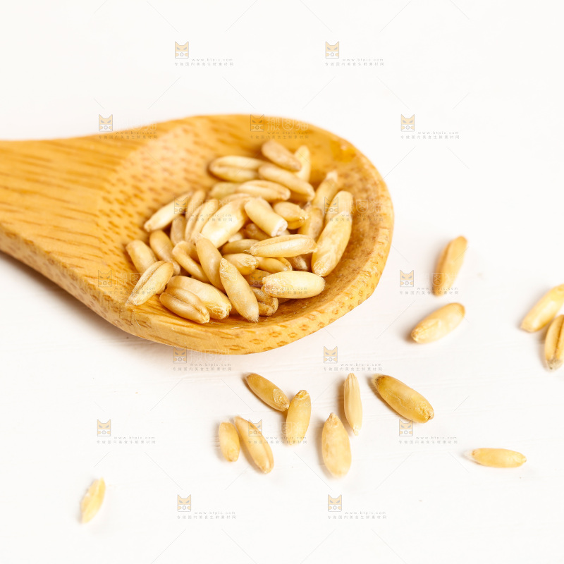 勺子上舀着燕麦仁