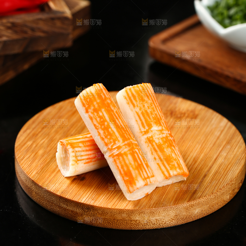 木板上摆放着蟹肉棒