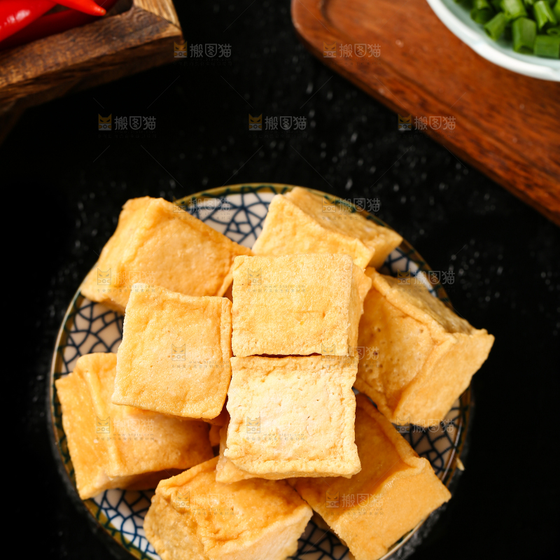 黑底上放着一盘黄金鱼豆腐